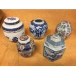 A MIXED GROUP TO INCLUDE A ROYAL DOULTON BOOTHS 'REAL OLD WILLOW' LIDDED GINGER JAR, FURTHER