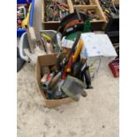 AN ASSORTMENT OF HAND TOOLS TO INCLUDE AN EXTENSION LEAD, A GARDEN SPRAYER AND GARDEN TOOLS ETC