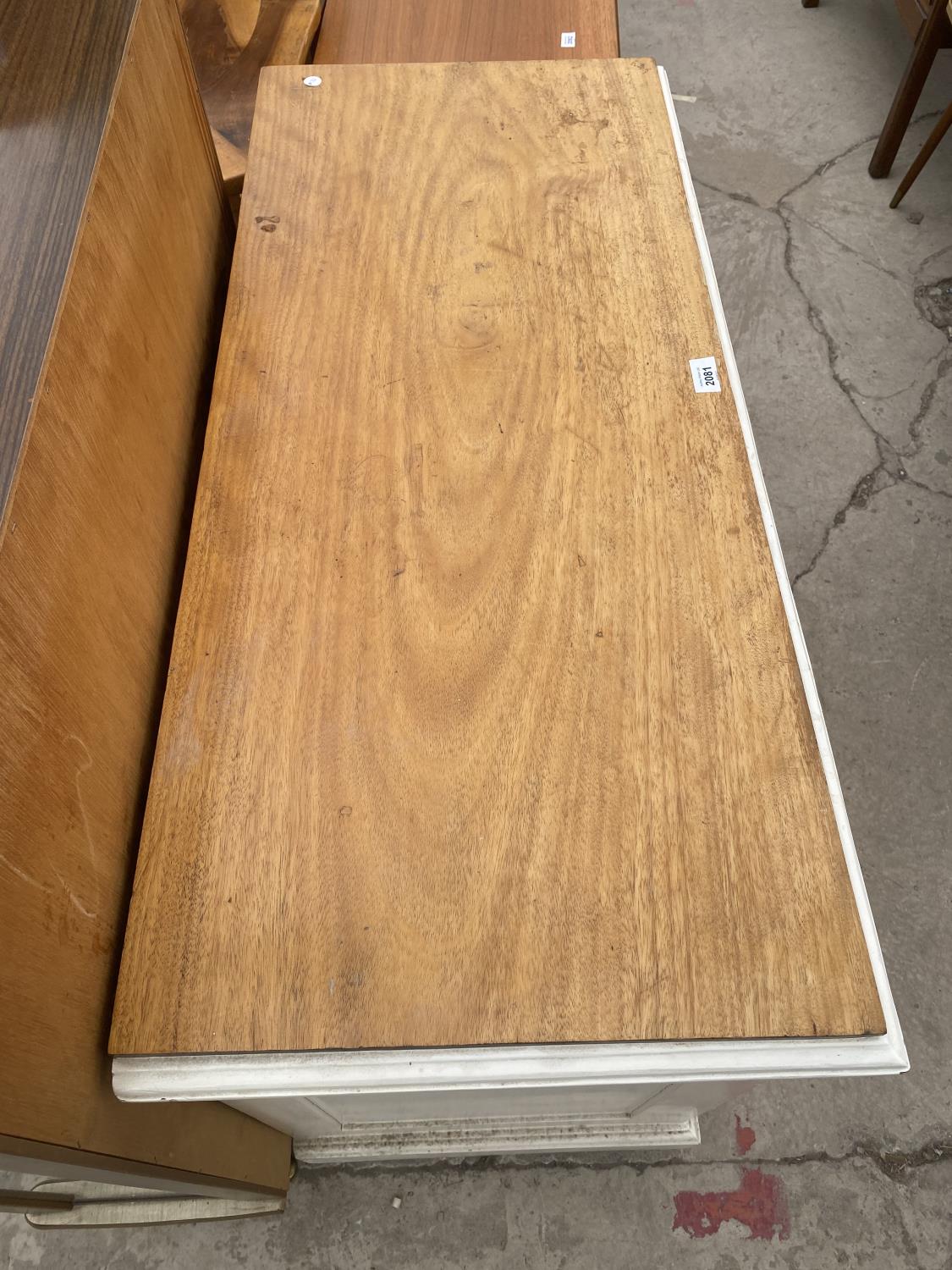 A SATINWOOD AND PAINTED CHEST OF TWO SHORT AND TWO LONG DRAWERS WITH BRASS HANDLES, 40.5" WIDE - Image 4 of 5