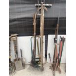 AN ASSORTMENT OF GARDEN TOOLS TO INCLUDE RAKES, A BURNER AND FORK ETC