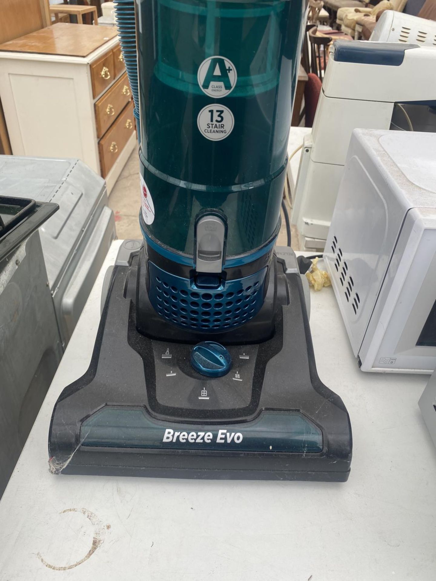 A HOOVER BREEZE EVO VACUUM CLEANER - Image 2 of 4