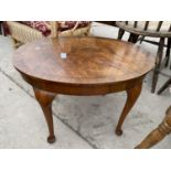 AN OVAL WALNUT AND CROSSBANDED COFFEE TABLE ON CABRIOLE LEGS, 24" X 16"