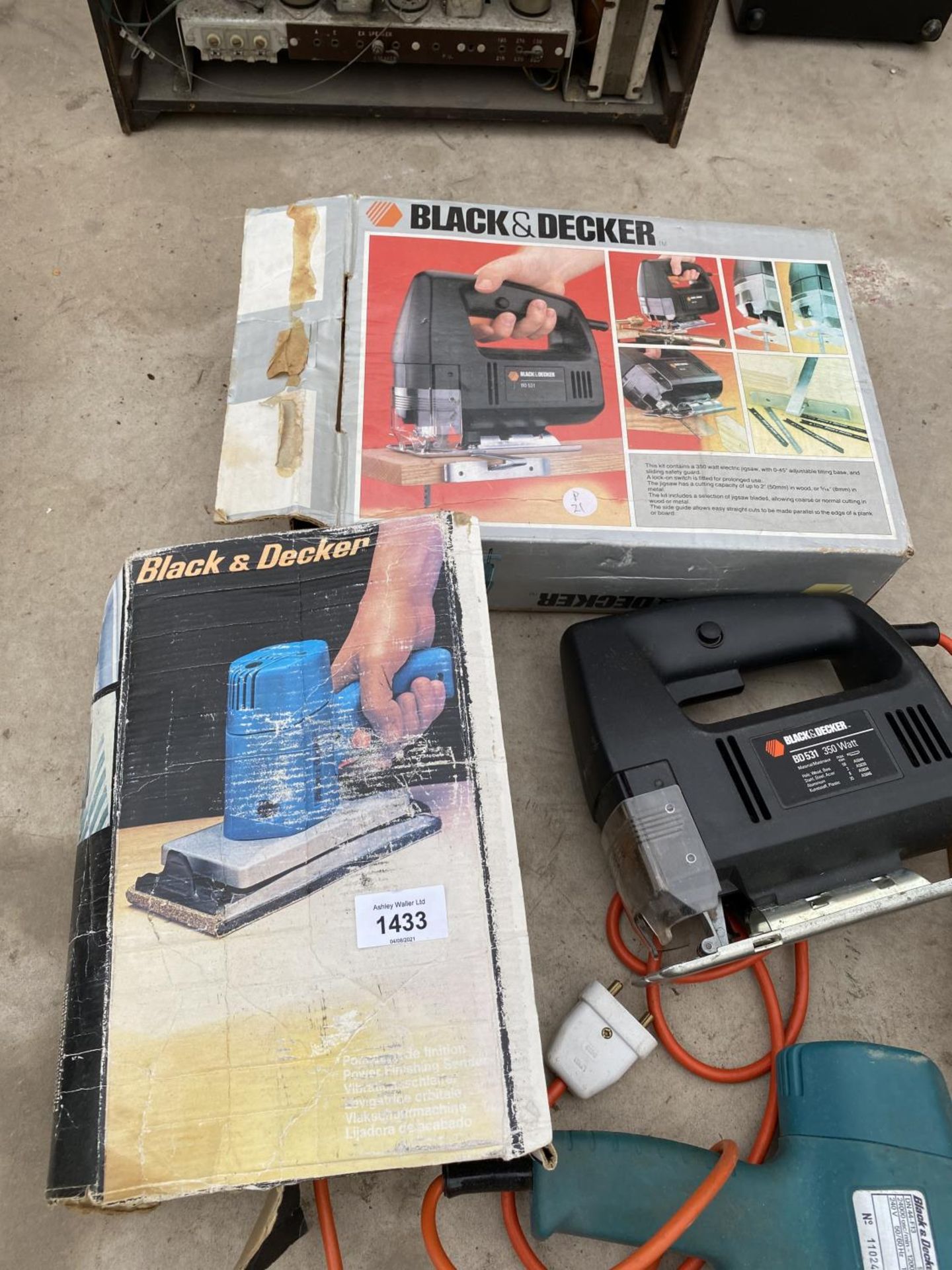 A BLACK AND DECKER SANDER AND A BLACK AND DECKER JIGSAW - Image 3 of 3