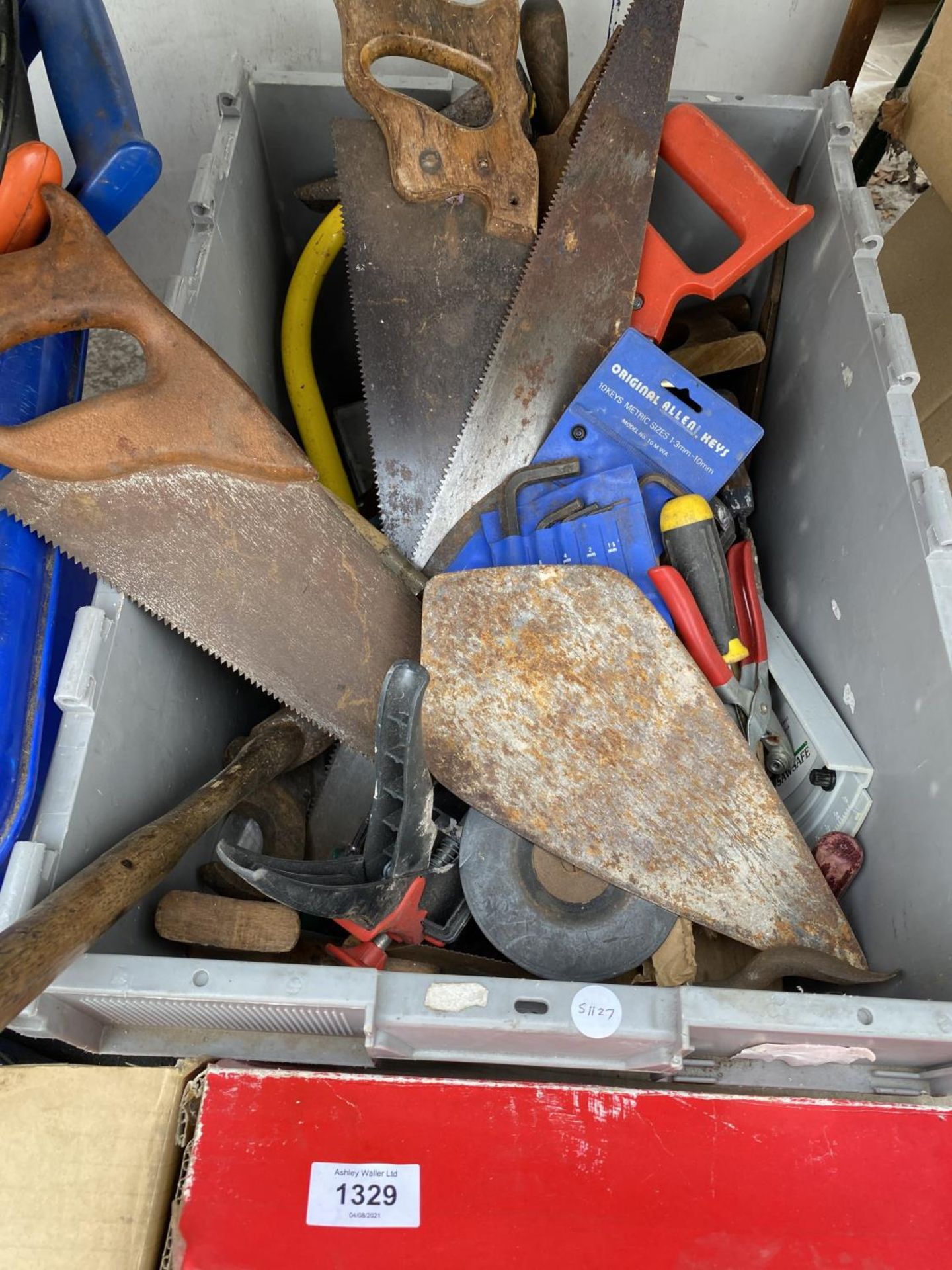 AN ASSORTMENT OF TOOLS TO INCLUDE SAWS, TROWELS AND A MITRE SAW ETC - Image 3 of 5