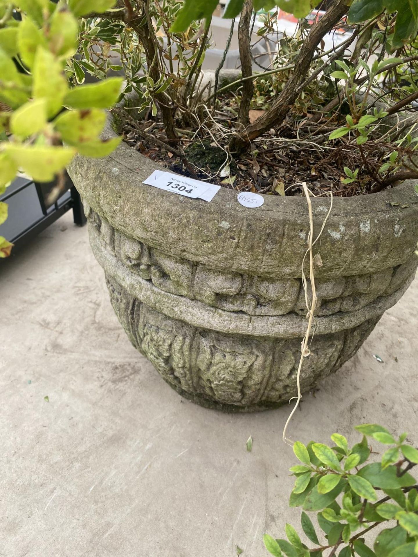 A CIRCULAR STONE EFFECT GARDEN PLANTER - Image 3 of 3