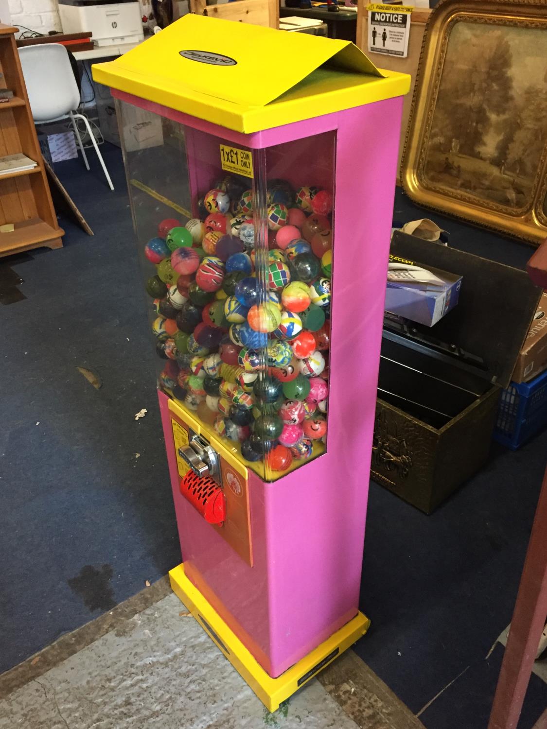 A CHILDRENS TOY BALL VENDING MACHINE WITH KEYS WITH OVER 400 BALLS - Image 5 of 5