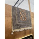 A BLUE PATTERNED RUG WITH TASSLE EDGE (150CM X 95CM)