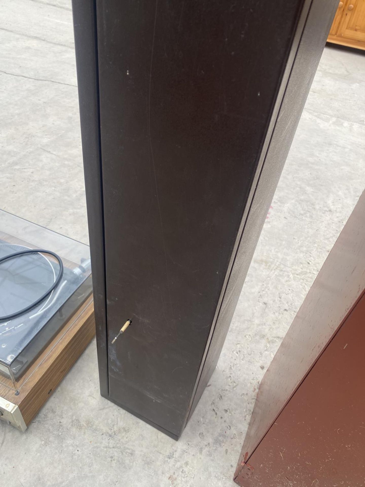 A METAL GUN CABINET WITH ONE KEY - Image 2 of 4