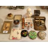 A MIXED GROUP TO INCLUDE AN ONYX CIGARETTE LIGHTER AND ASHTRAY, AN ONYX BOOK STYLE PICTURE FRAME,