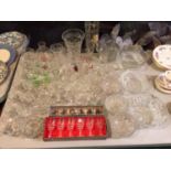 A LARGE COLLECTION OF MIXED GLASSWARE TO INCLUDE VASES, BOWLS, GLASSES, SUNDAE DISHES ETC.
