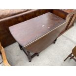 A MAHOGANY OVAL GATELEG DINING TABLE ON TURNED LEGS