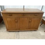 A RETRO ERCOL STYLE SIDEBOARD ENCLOSING THREE DRAWERS AND THREE CUPBOARDS, 48" WIDE