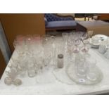 AN ASSORTMENT OF GLASS WARE TO INCLUDE WINE GLASSES, JUGS AND TUMBLERS ETC