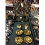 A SELECTION OF BRASS ITEMS TO INCLUDE TABLE LAMPS.