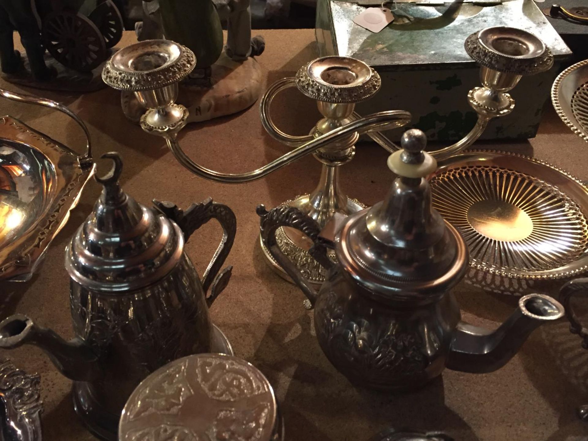 A LARGE COLLECTION OF SILVER PLATED ITEMS TO INCLUDE TEA POTS AND CANDLE HOLDERS - Image 4 of 9
