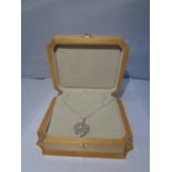 A 15 CARAT WHITE AND YELLOW GOLD LARGE DIAMOND ENCRUSTED HEART CLUSTER PENDANT WITH CHAIN LENGTH