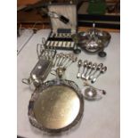 A LARGE COLLECTION OF MIXED SILVER PLATE AND EPNS TO INCLUDE BOXED SET OF SPOONS, SERVING TRAYS, HIP