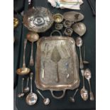 A SELECTION OF SILVER PLATED ITEMS TO INCLUDE A SERVING TRAY, SPOONS AND LADLES