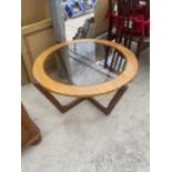 A 1970'S RETRO TEAK COFFEE TABLE WITH INSET GLASS TOP, 30" DIA