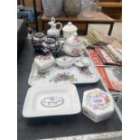 AN ASSORTMENT OF VINTAGE DRESSING TABLE ITEMS TO INCLUDE A WEDGWOOD TRINKET BOX, A PORT MERION