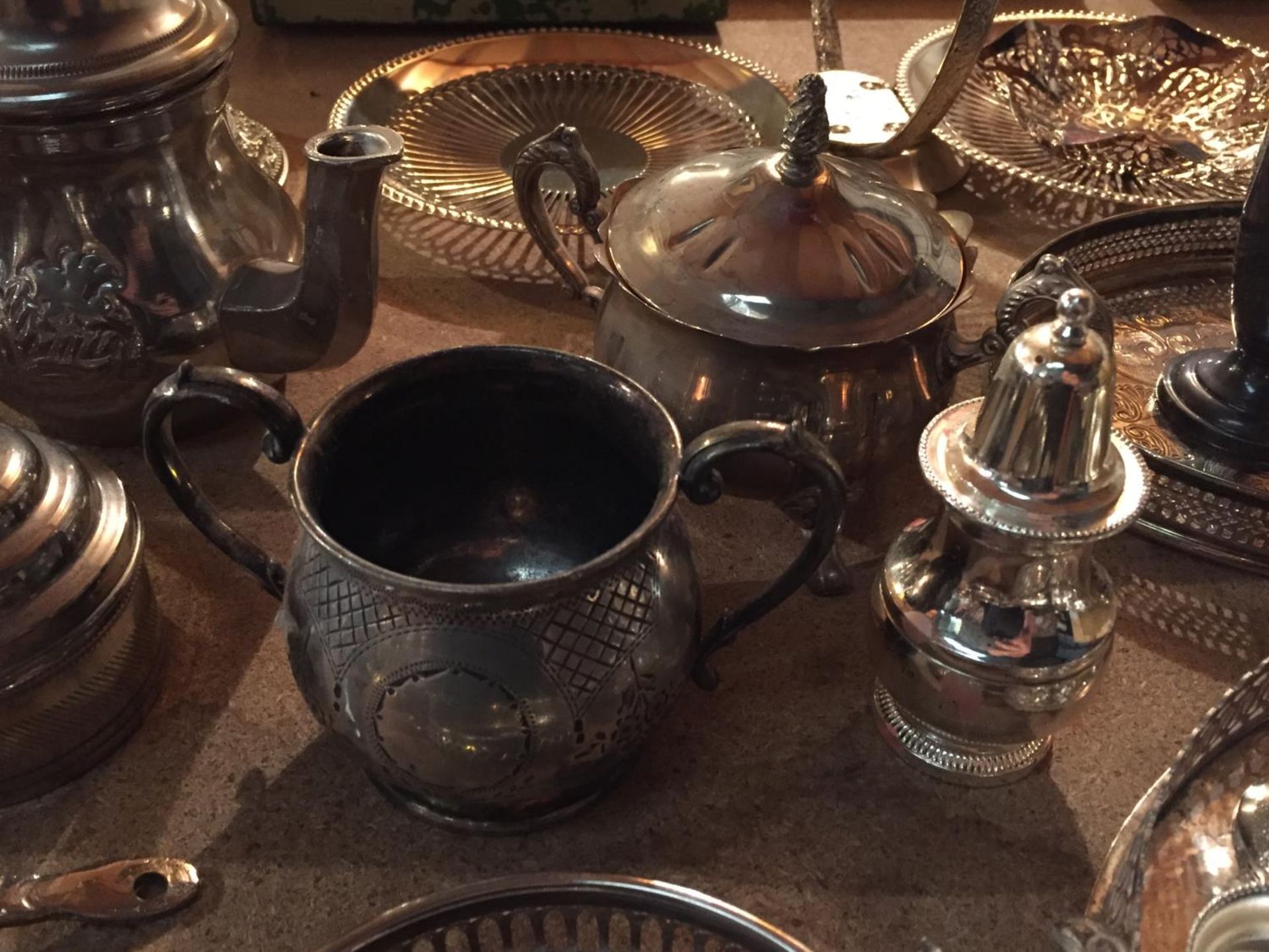 A LARGE COLLECTION OF SILVER PLATED ITEMS TO INCLUDE TEA POTS AND CANDLE HOLDERS - Image 6 of 9
