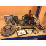 A SELECTION OF ITEMS TO INCLUDE POTS, A VINTAGE MAGNIFYING GLASS ON STAND, PEWTER TANKARD AND