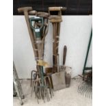 AN ASSORTMENT OF GARDEN TOOLS TO INCLUDE SPADES AND FORKS ETC