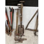 AN ASSORTMENT OF VINTAGE GARDEN TOOLS TO INCLUDE SPADES, SHOVELS AND SCYTHES ETC