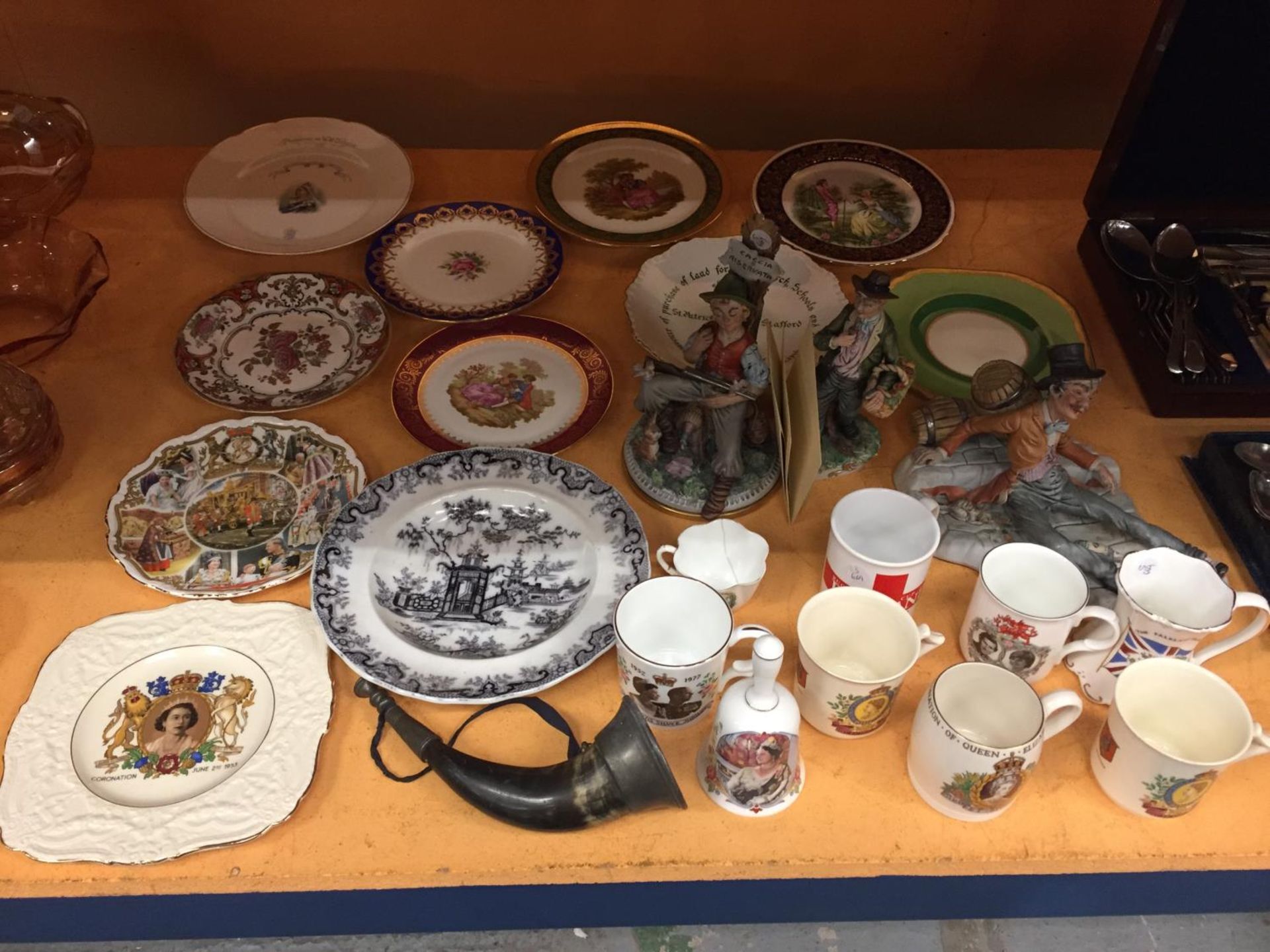 A COLLECTION OF CERAMICS TO INCLUDE PLATES AND MUGS AND THREE COLLECTABLE FIORENZA ORNAMENTS WITH