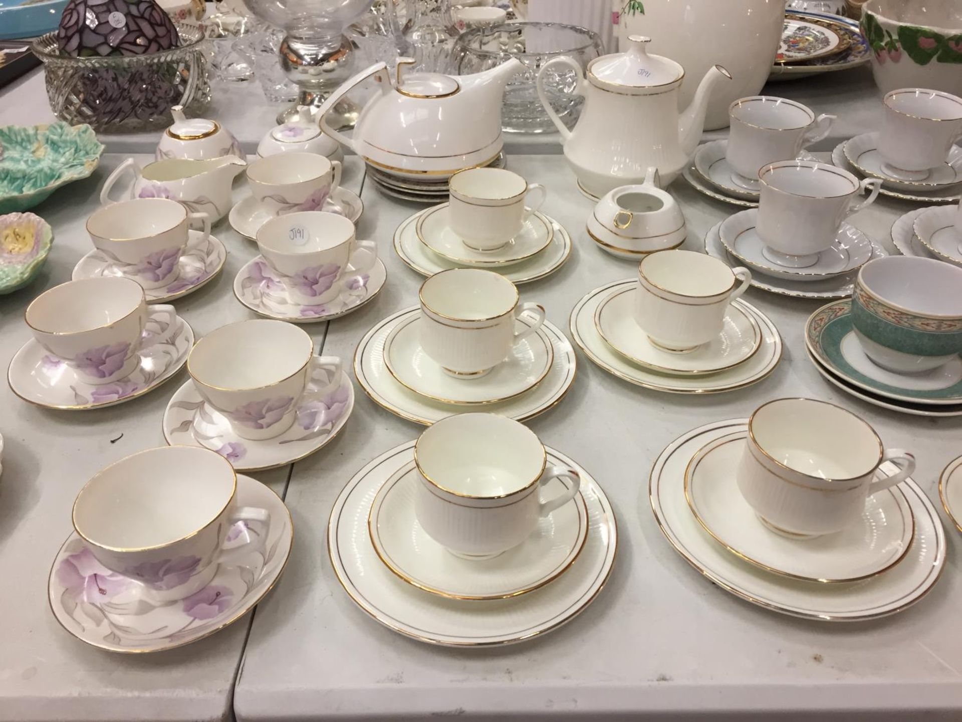 A LARGE COLLECTION OF VARIOUS TEA CUPS AND SAUCERS OF VARIOUS DESIGNS AND TWO TEAPOTS - Image 3 of 4