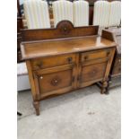 AN EARLY 20TH CENTURY OAK SIDEBOARD WITH RAISED BACK, 48" WIDE