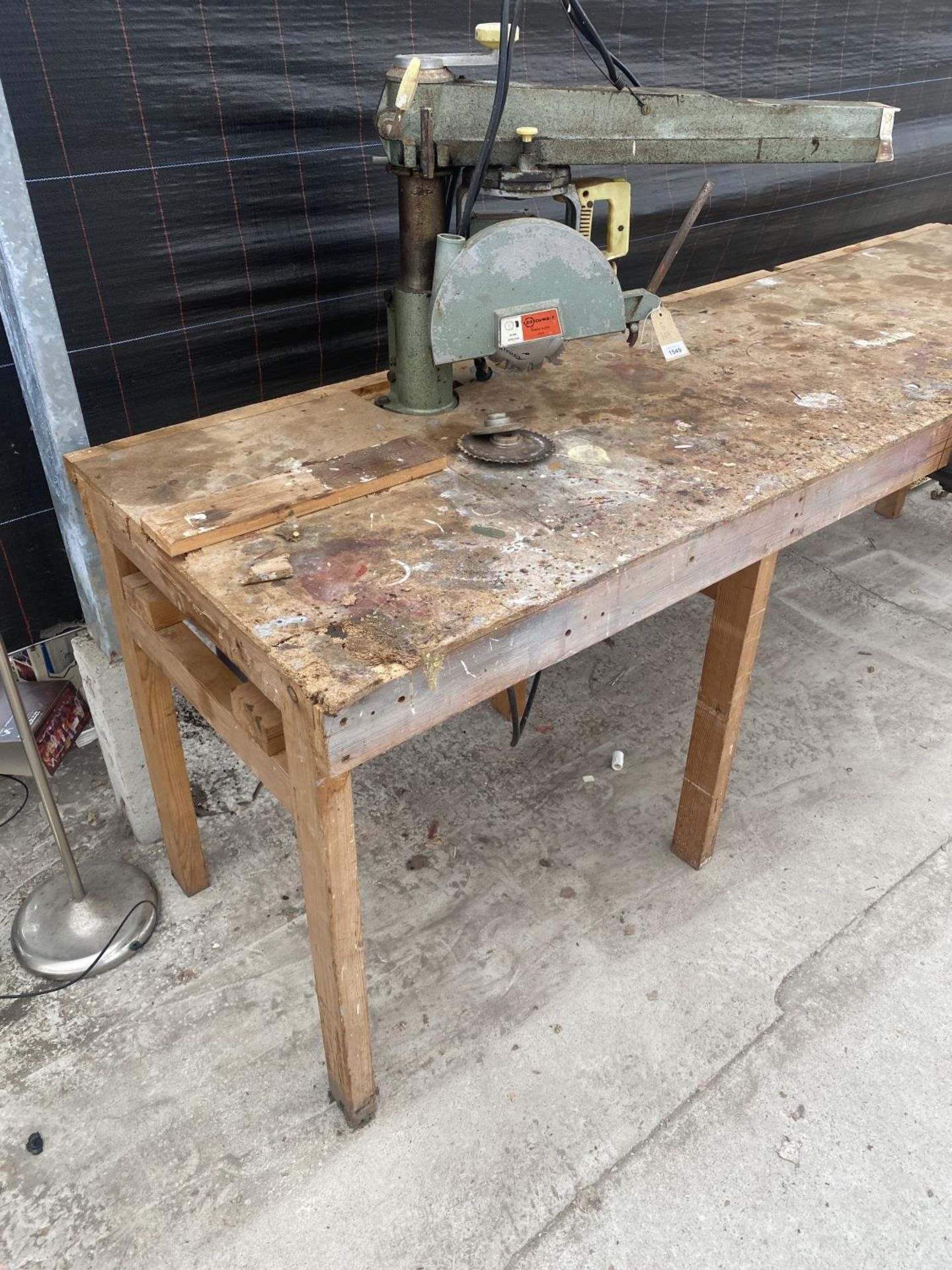 A LARGE INDUSTRIAL HEAVY DUTY WORK BENCH WITH RECORD BENCH VICE AND DEWALT CIRCULAR SAW - Image 4 of 4