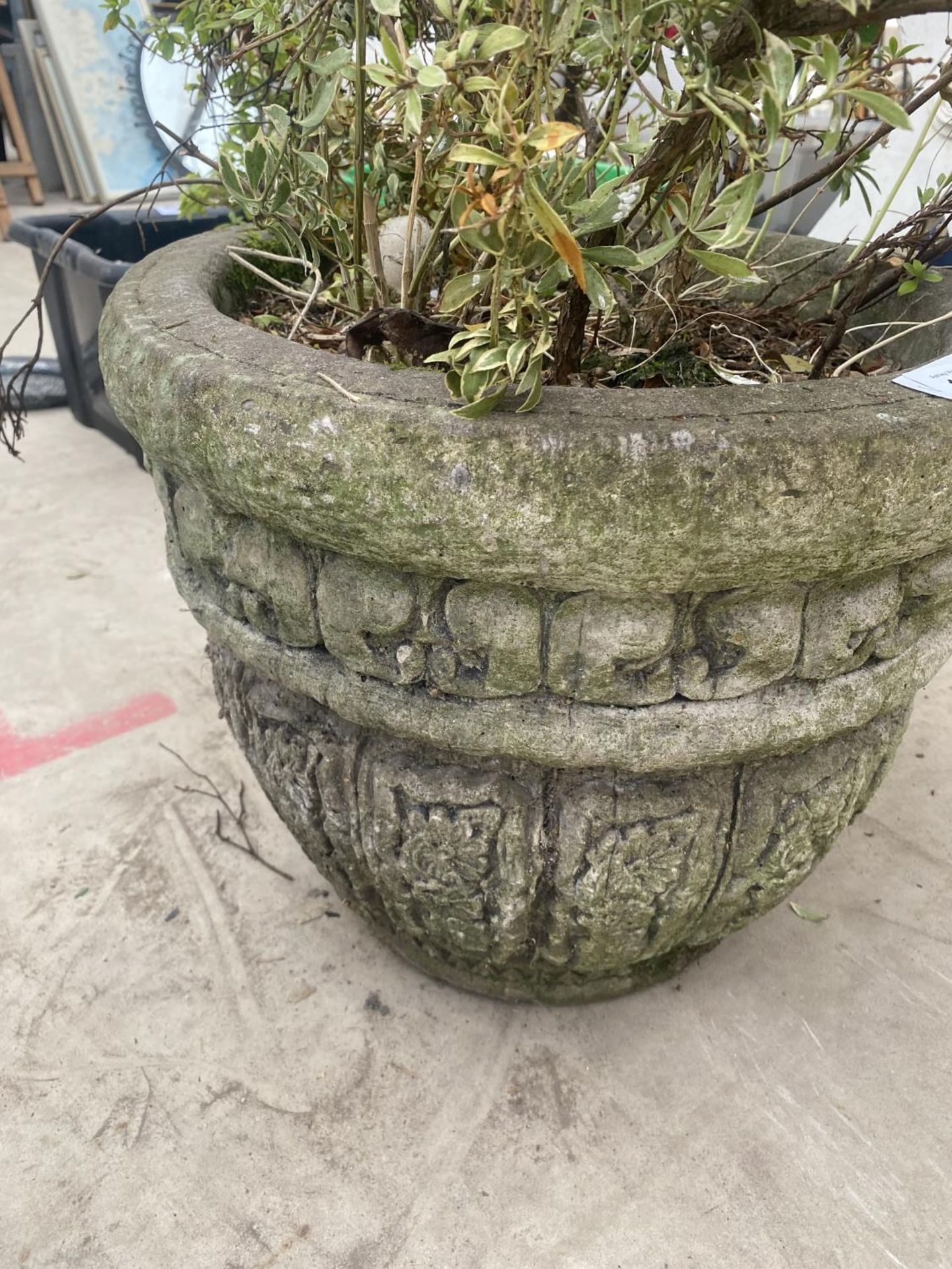 A CIRCULAR STONE EFFECT GARDEN PLANTER - Image 2 of 3