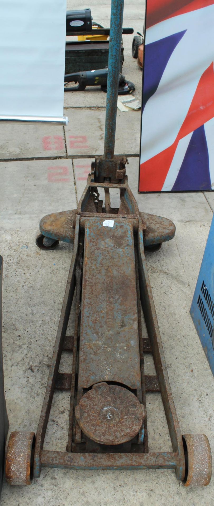 TRACTOR SEAT & TROLLEY JACK NO VAT - Image 3 of 3