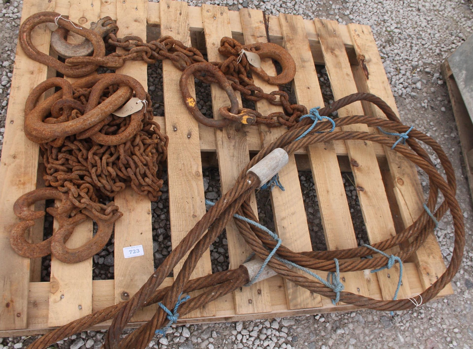 PALLET OF VARIOUS CHAINS NO VAT