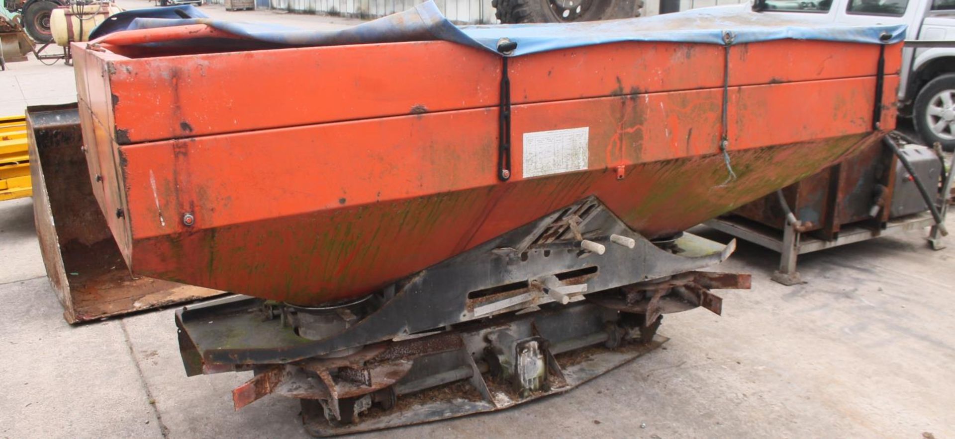 22M FERTILISER SPREADER NO VAT - Image 2 of 2