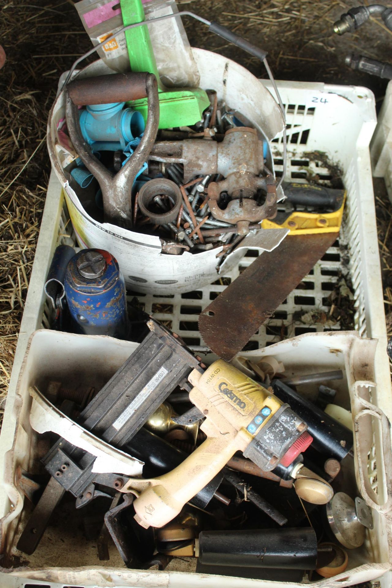 1 BOX OF TOOLS + VAT