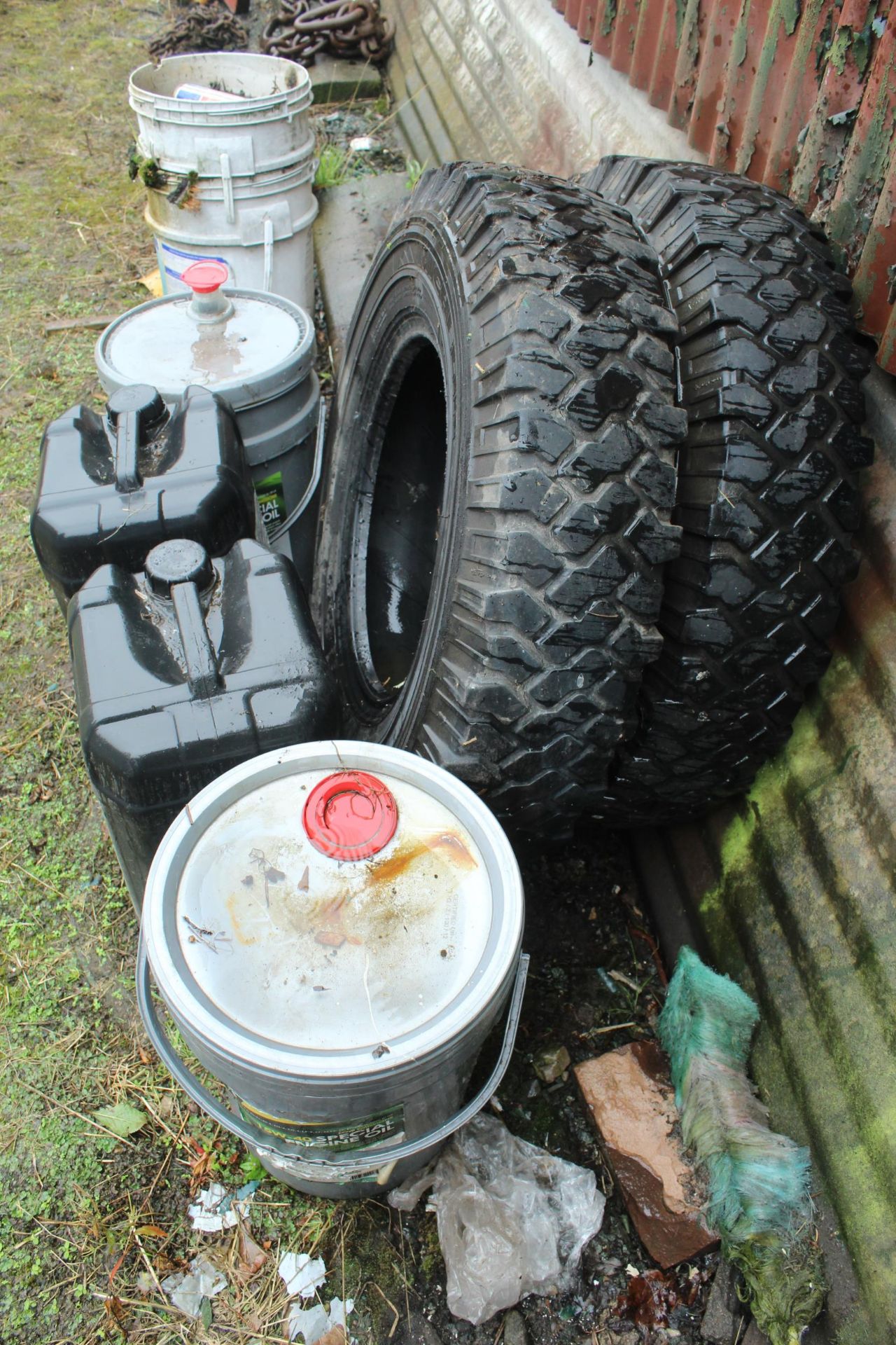 HYDRAULIC OIL, TYRES ETC. (ONE DRUM OF OIL SEAL NOT BROKEN) + VAT - Image 2 of 2