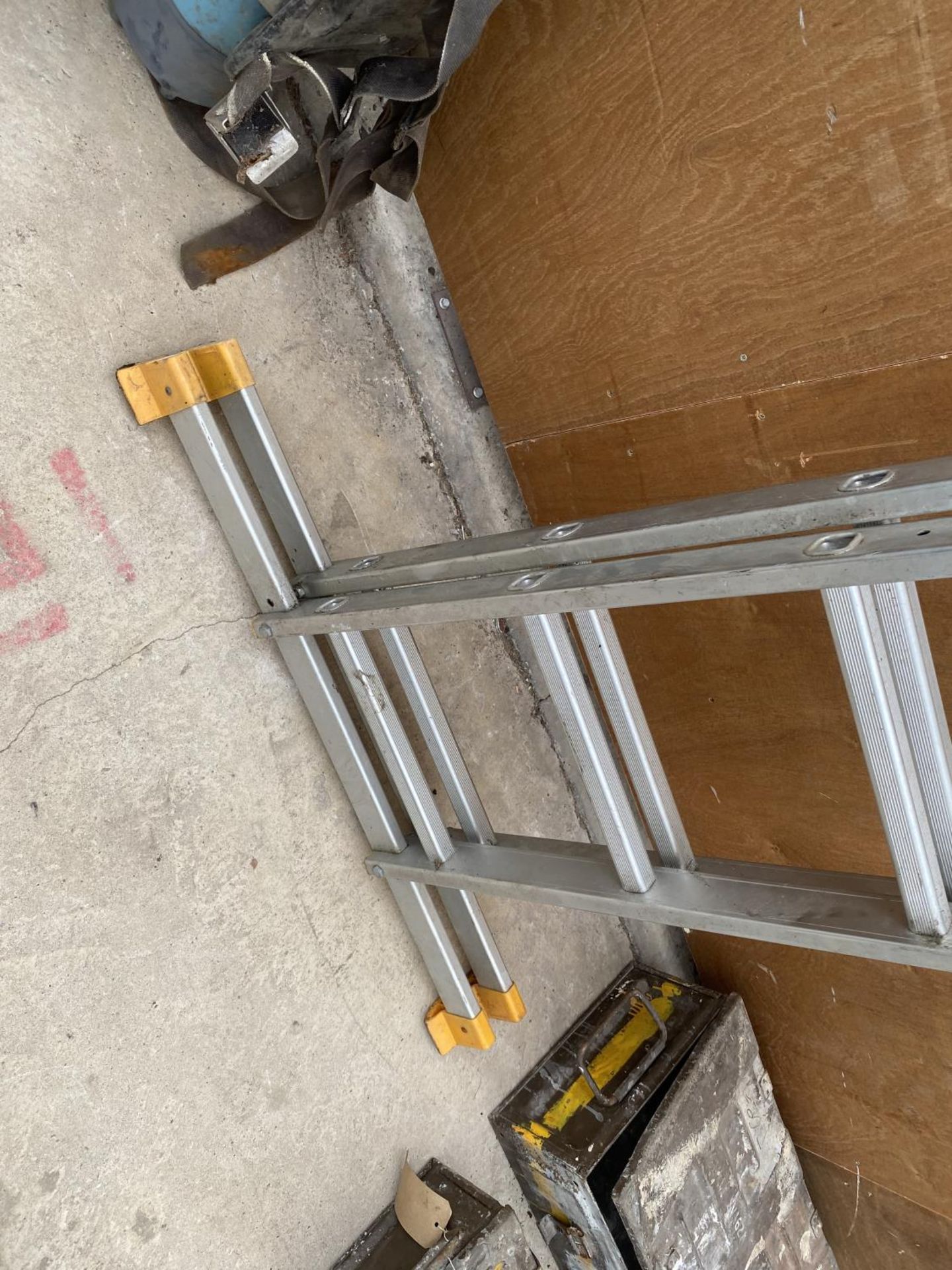 A SET OF EXTENDABLE WORKZONE LADDERS (24 RUNG TOTAL) - Image 2 of 3