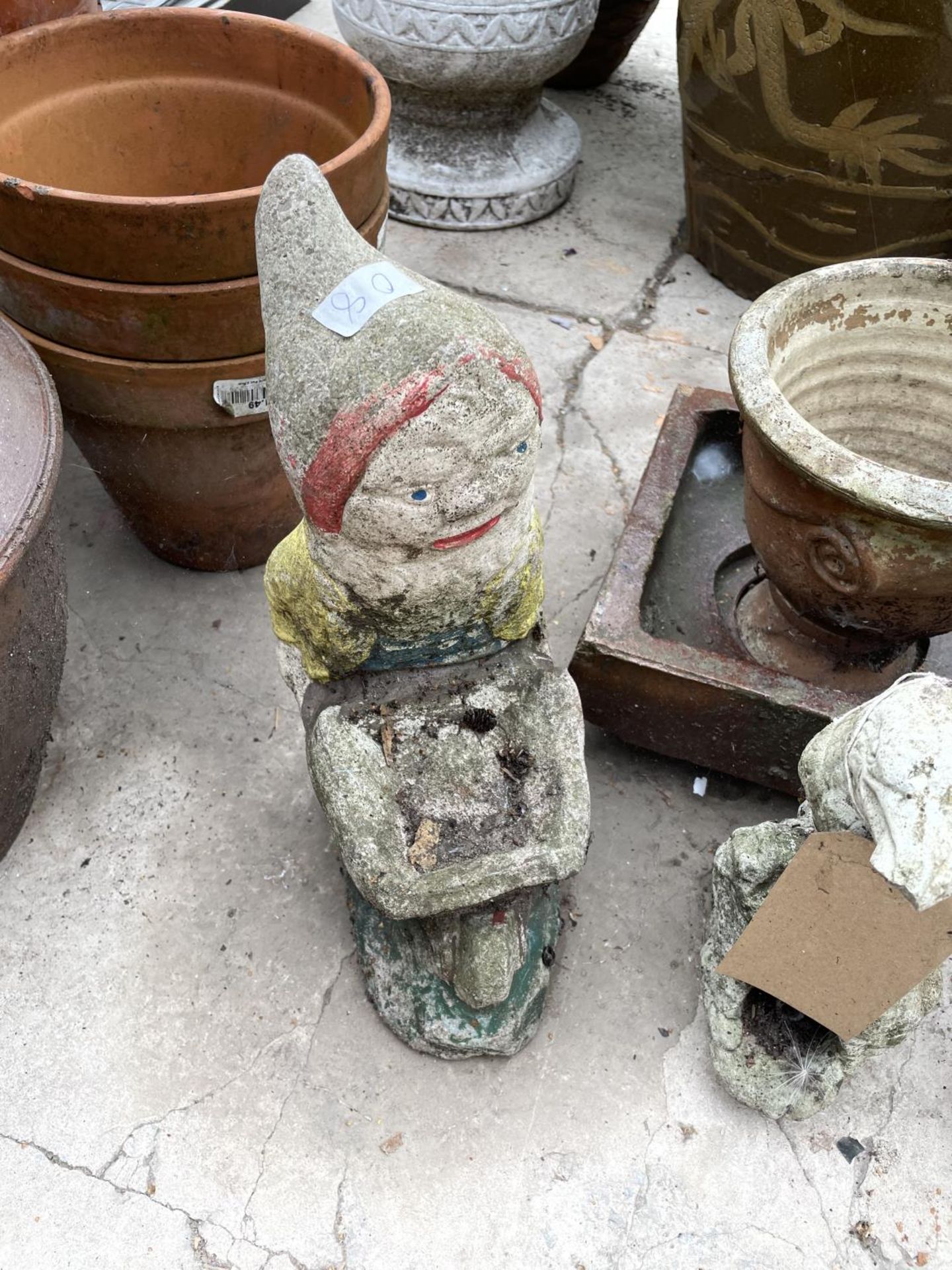 AN ASSORTMENT OF GARDEN ORNAMENTS TO INCLUDE A PLANTER, GNOME AND FISH ETC - Image 2 of 4