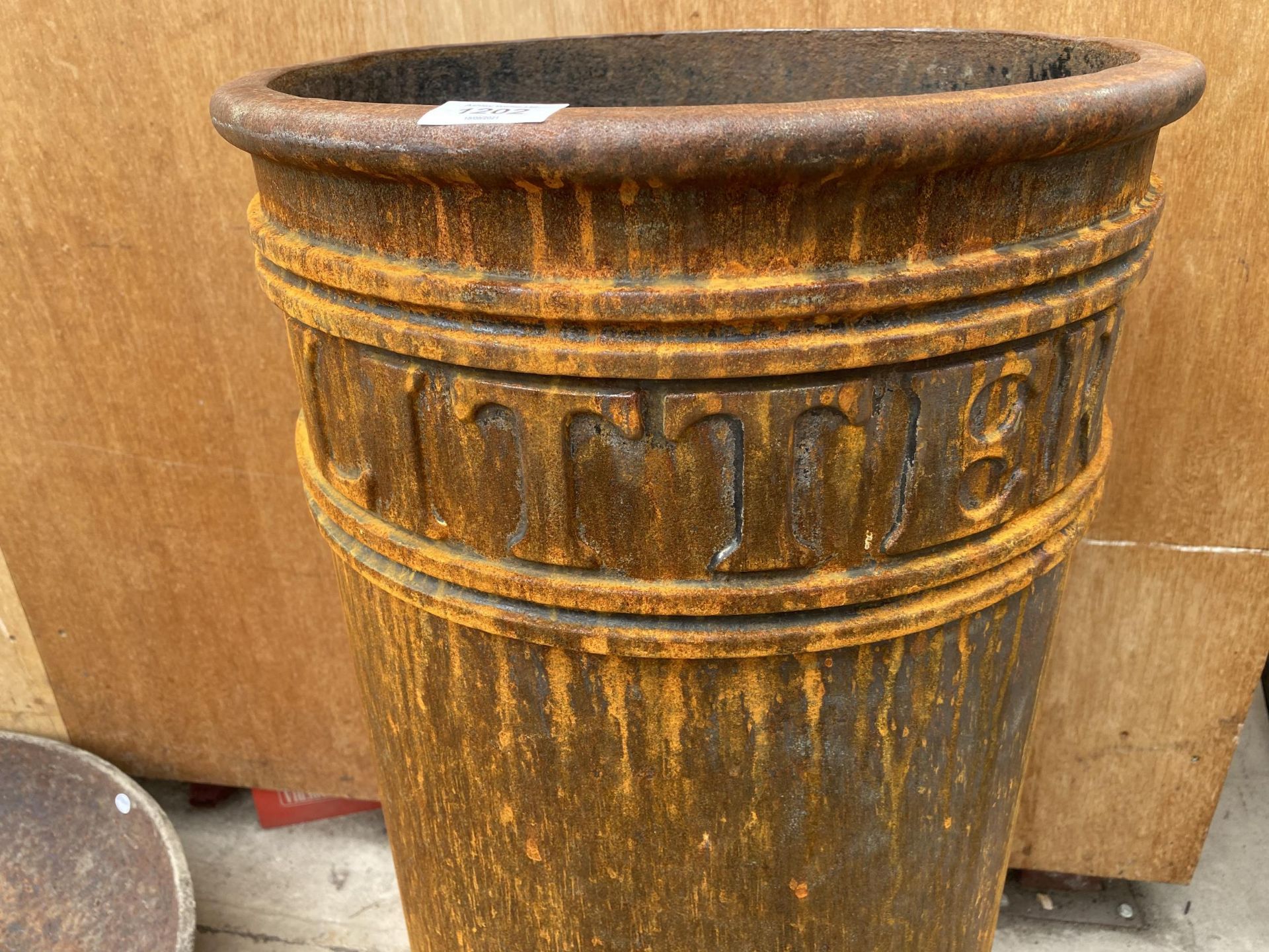 A VINTAGE HEAVY CAST IRON DECORATIVE LITTER BIN/GARDEN PLANTER - Image 3 of 6