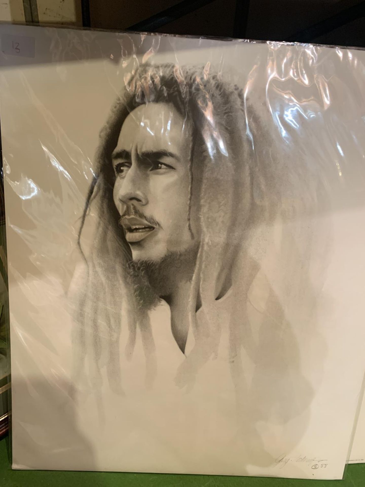 A BLACK AND WHITE SKETCH STYLE PICTURE OF BOB MARLEY