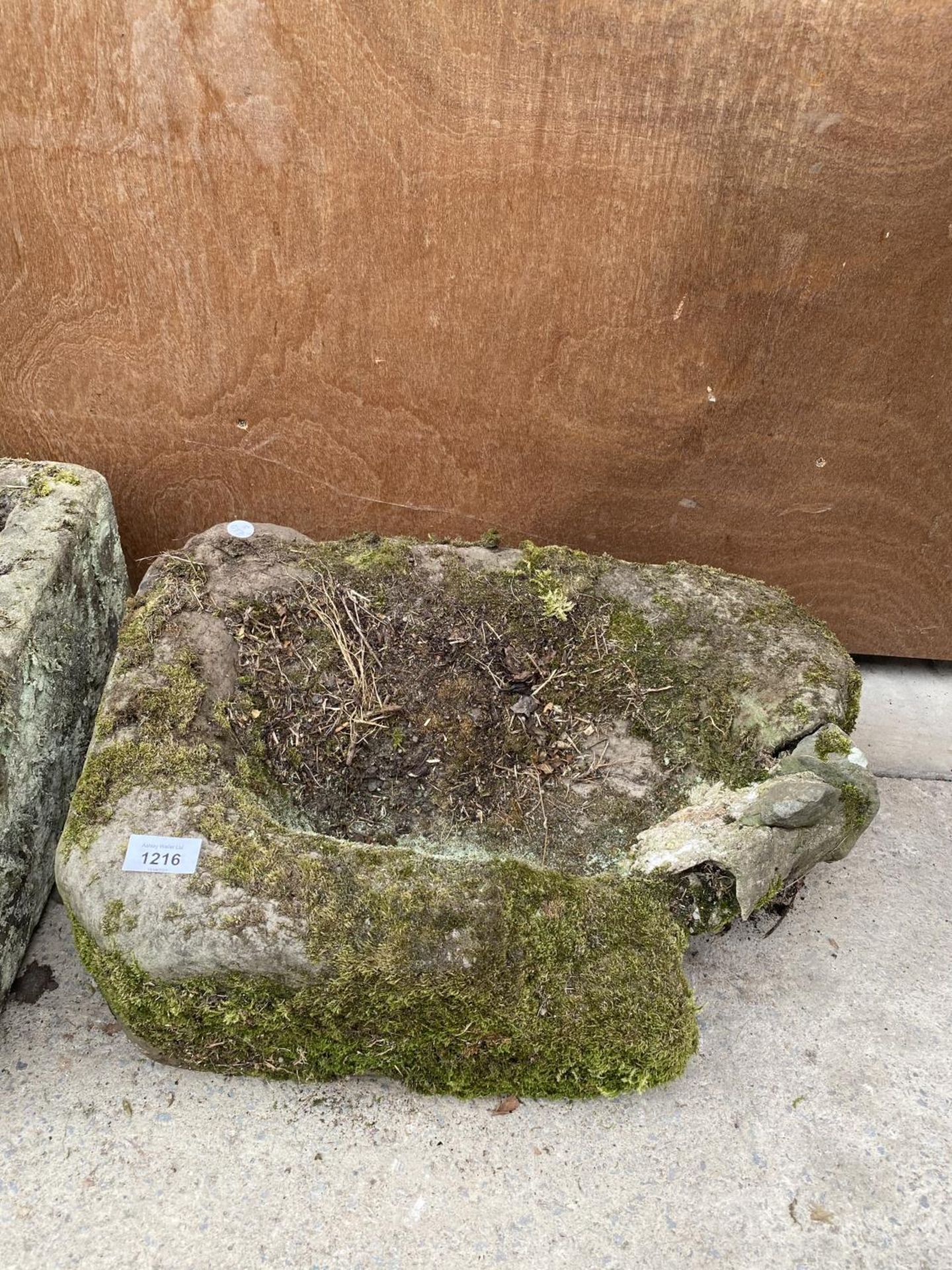 A SMALL VINTAGE STONE TROUGH (A/F) (L:52CM W:36CM PLANT DEPTH:13CM) - Image 2 of 6