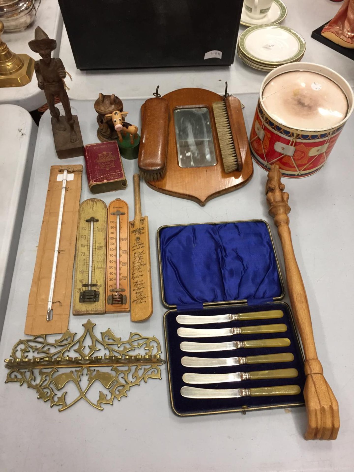 A SELECTION OF ITEMS TO INCLUDE THERMOMETERS, WALL MIRROR WITH BRUSHES AND A SET OF BOXED KNIVES