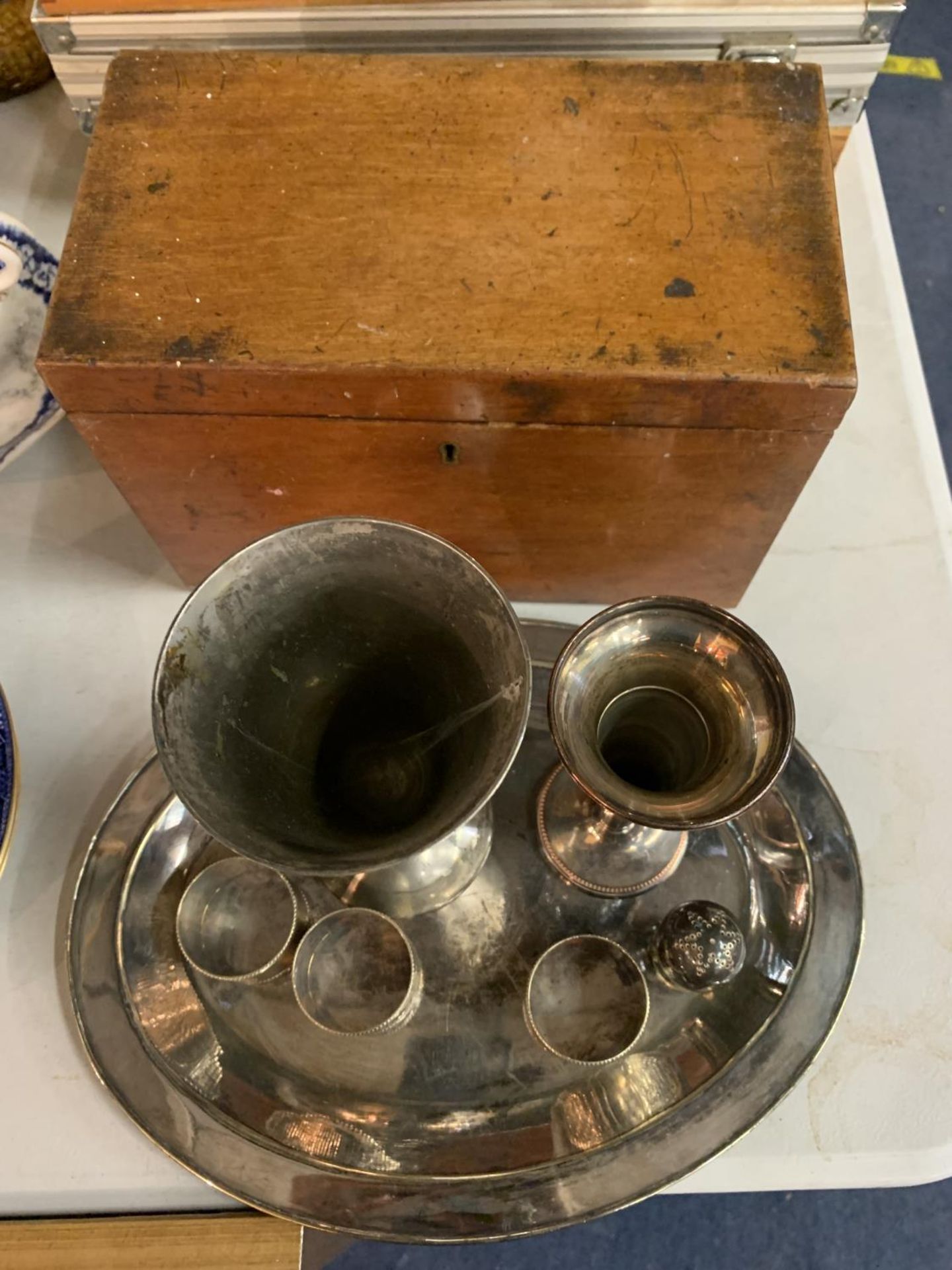 A SMALL COLLECTION OF SILVER PLATED ITEMS TO INCUDE NAPKIN RINGS AND A WOODEN TEA CADDY BOX