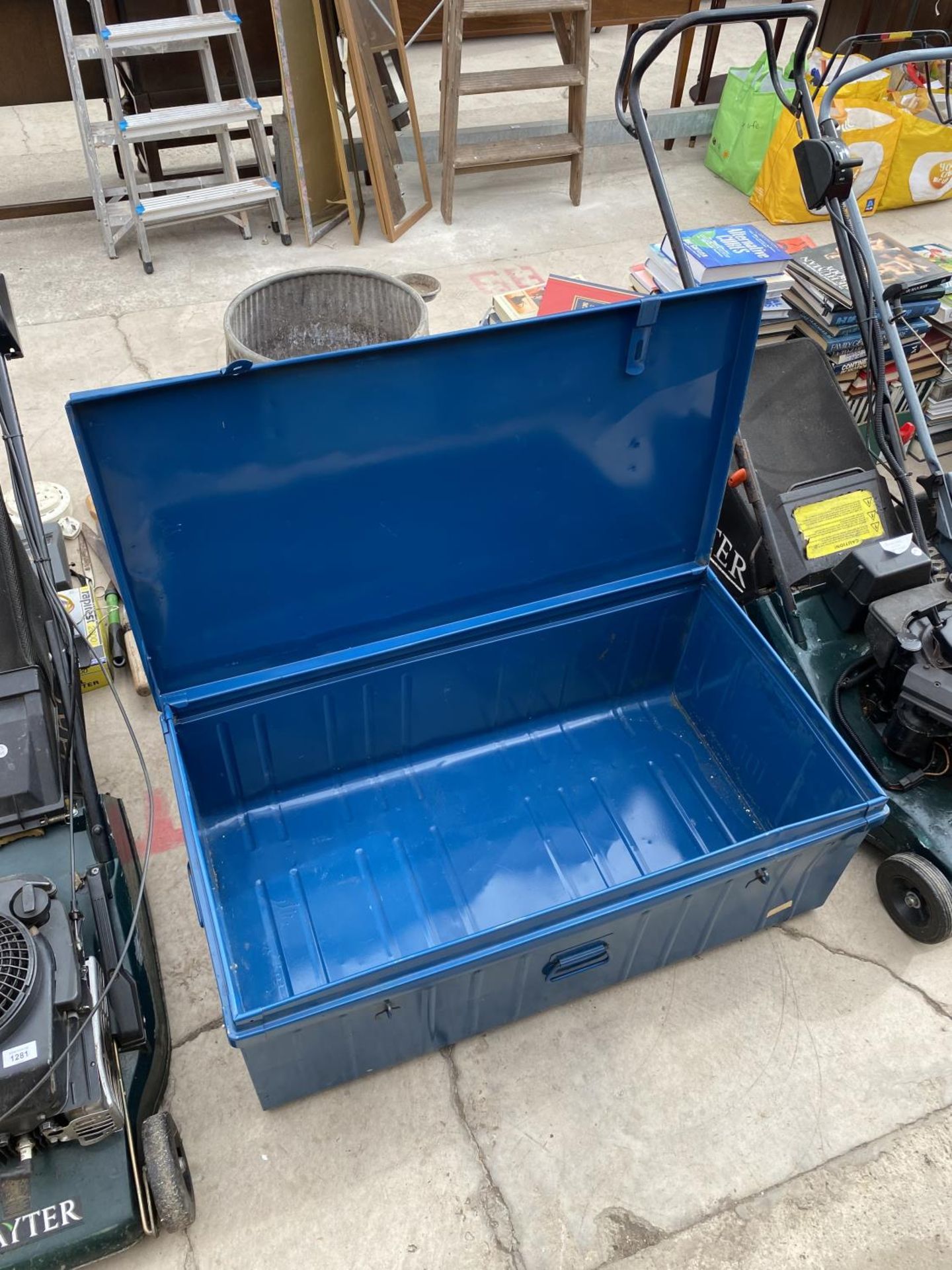 A LARGE METAL STORAGE TRUNK AND A FURTHER VINTAGE METAL STORAGE TRUNK - Image 2 of 5