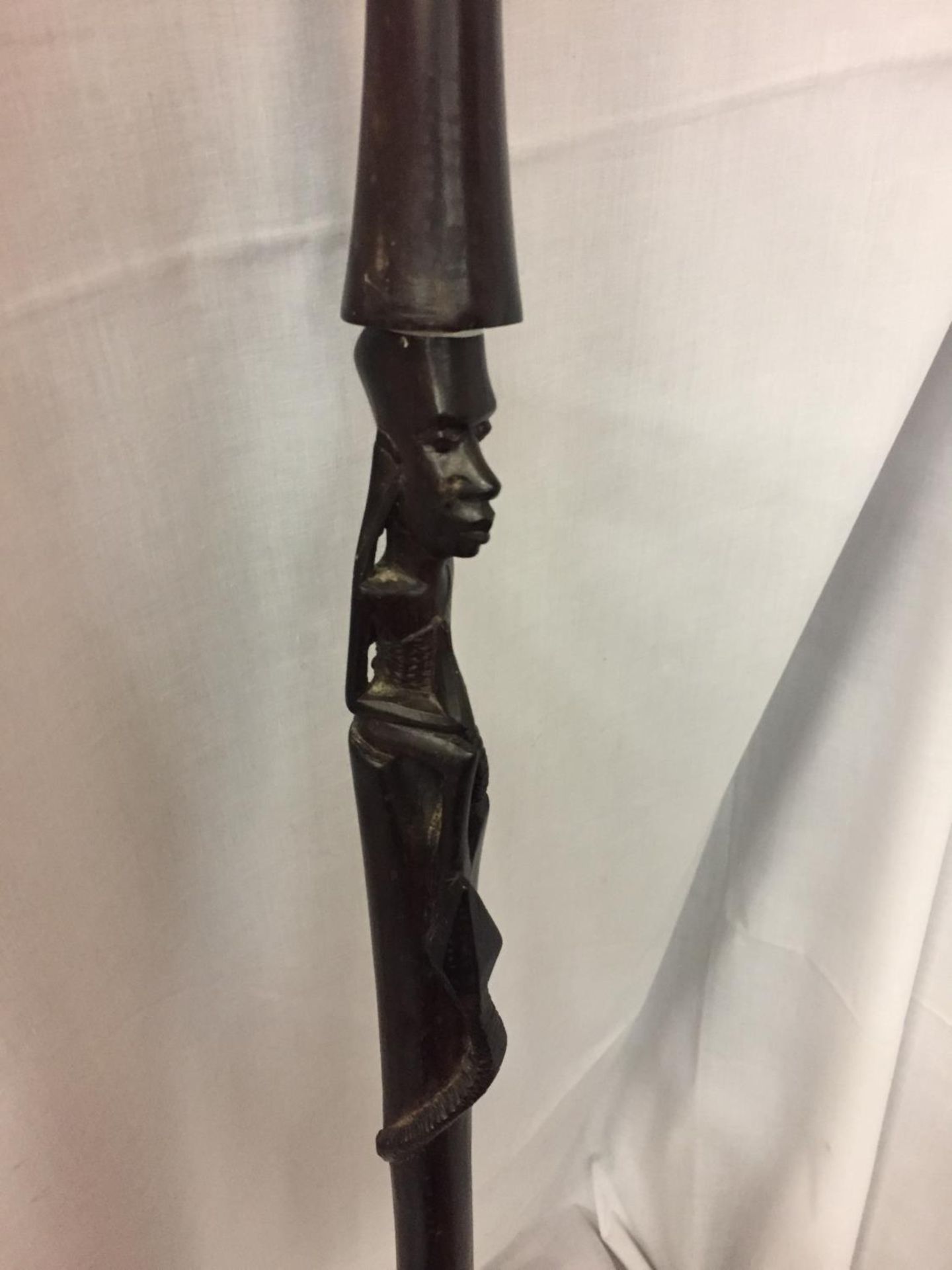 AN ANTIQUE AFRICAN TRIBAL ELDERS STICK/STAFF WITH FIGURAL HEAD DESIGN TO THE BODY OF THE STICK H: - Image 2 of 4