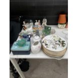 AN ASSORTMENT OF CERAMIC WARE TO INCLUDE MARLBOURGH GINGER JAR AND VASE, DECORATIVE PLATES AND
