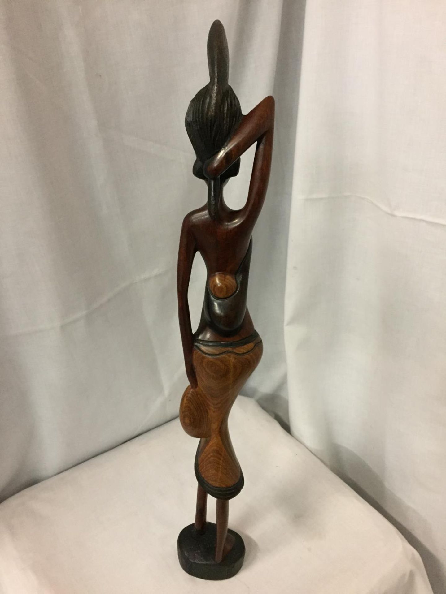 A CARVED WOODEN TRIBAL FIGURE OF A LADY H:65CM - Image 3 of 3