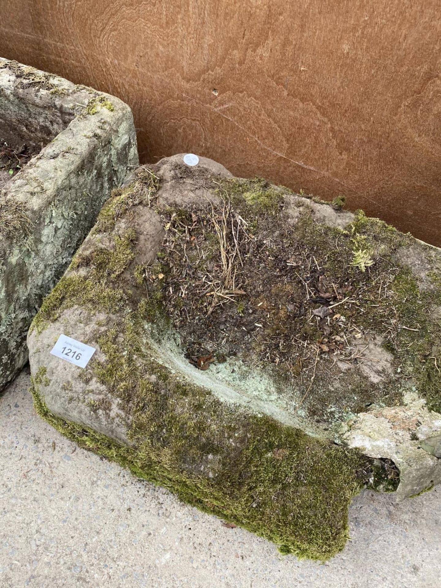 A SMALL VINTAGE STONE TROUGH (A/F) (L:52CM W:36CM PLANT DEPTH:13CM) - Image 5 of 6